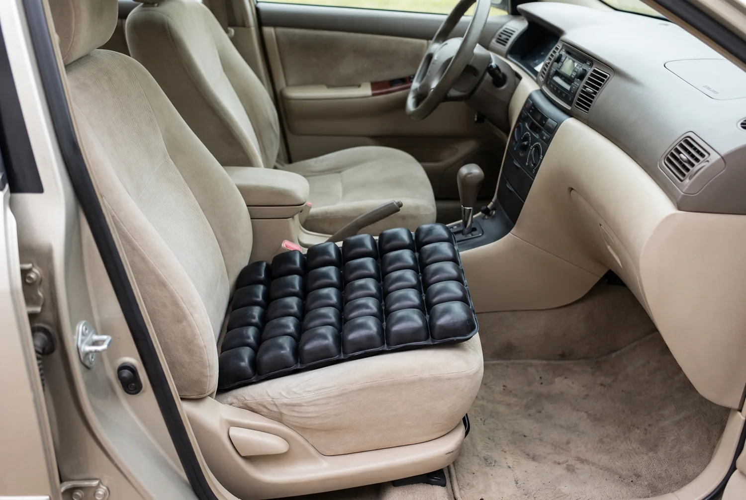 The Ralmutino air-cell cushion lying flat on a car driver's seat
